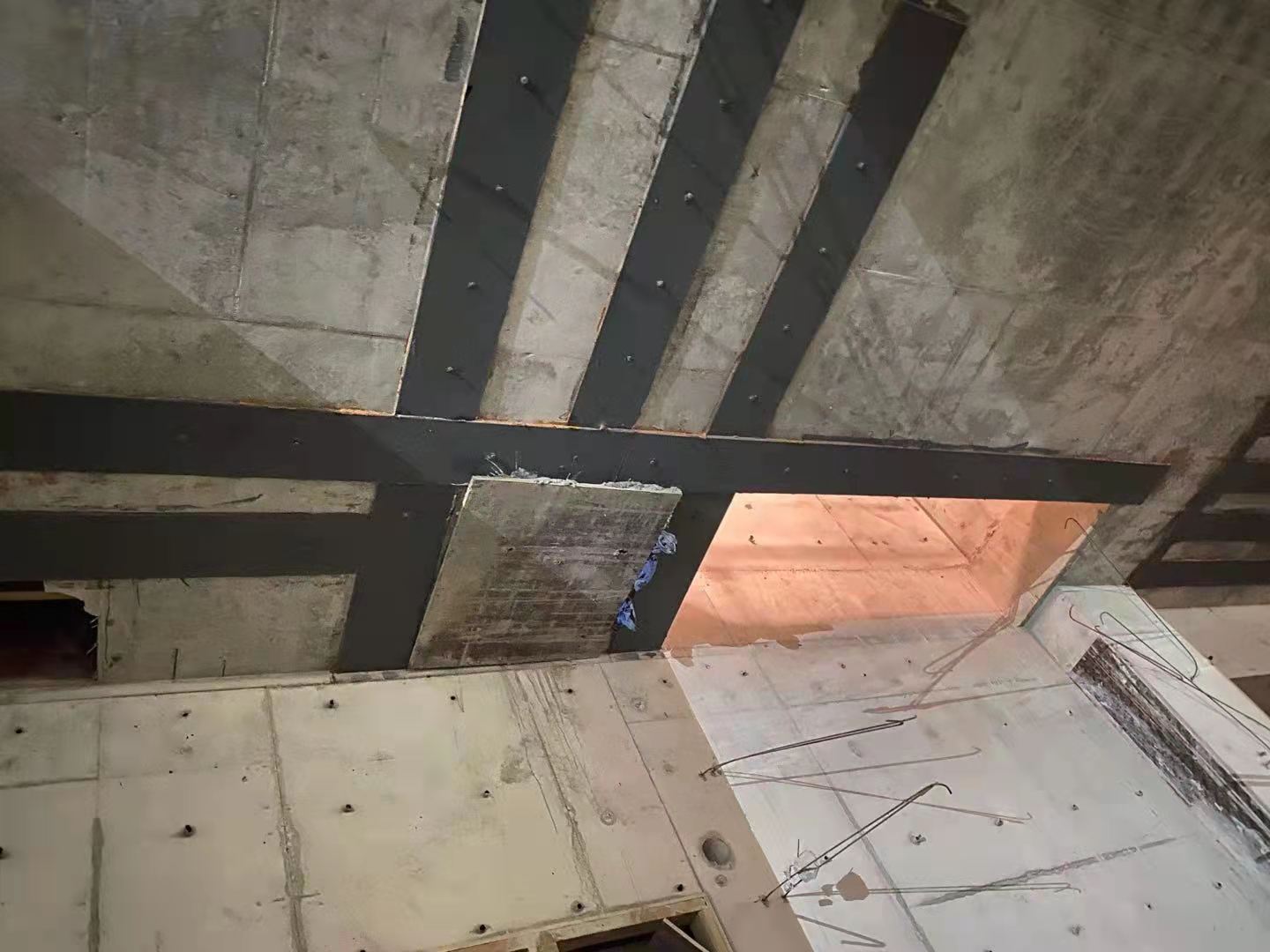 太原楼板开洞用粘钢加固还是碳纤维布加固